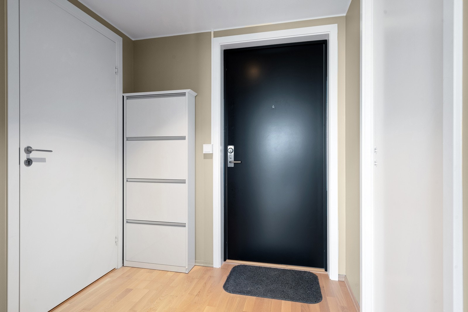 Sett inn smale skoskap og kule festeløsninger mot vegg så utnyttes gangarealet best mulig! Galleribilde