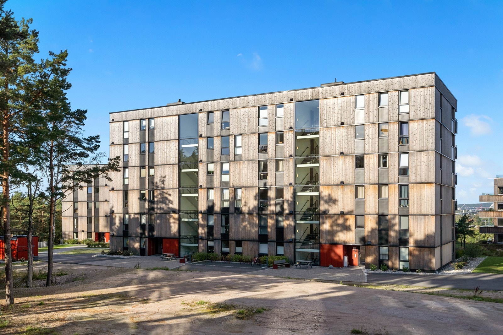 Leiligheten ligger høyt og fritt på byens Østsiden (Begbyåsen). Nærhet til Begbyhallen med mange servicetilbud samt fine turmuligheter i Begbymarka! Galleribilde