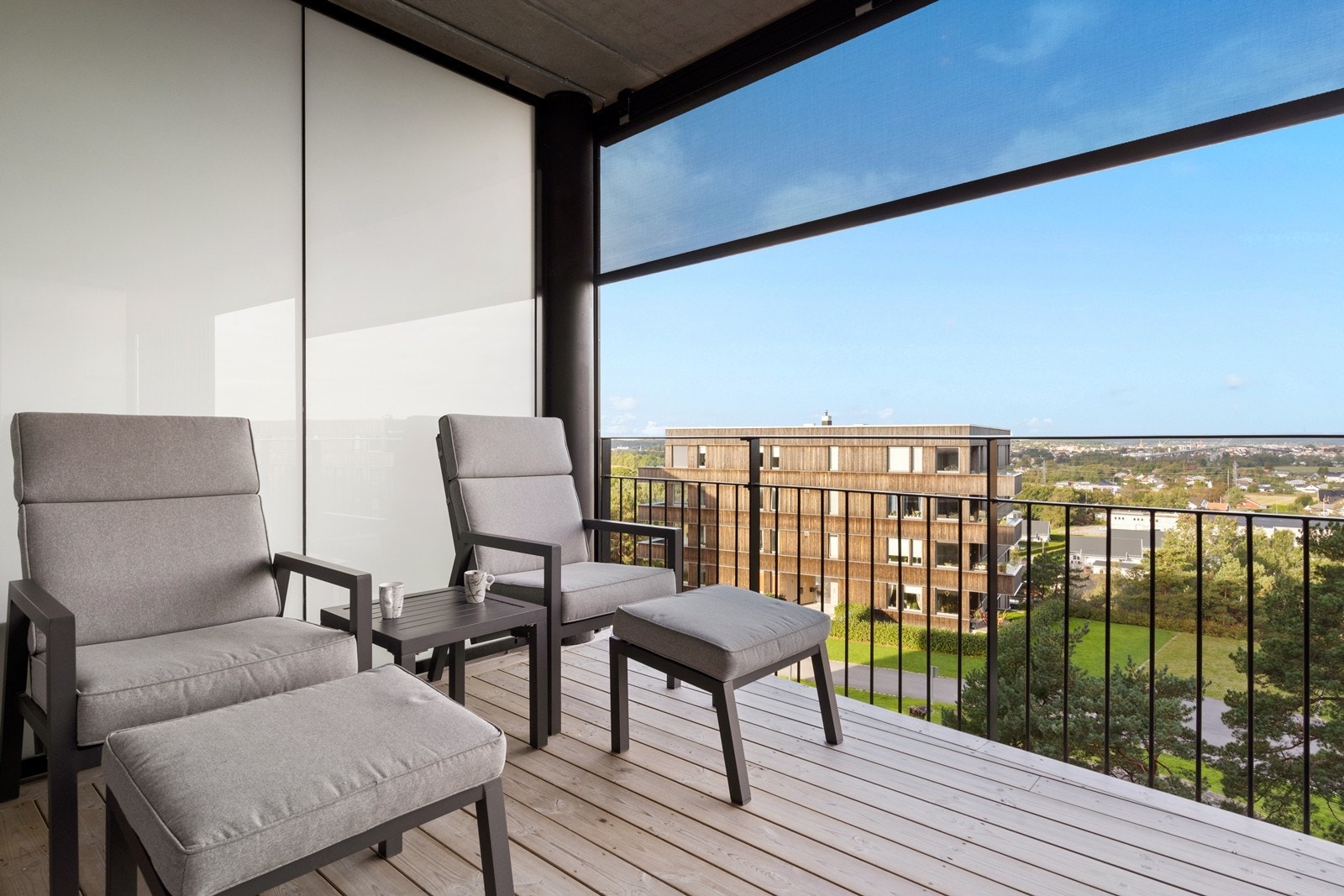 Usjenert vestvendt veranda med flott utsikt Galleribilde