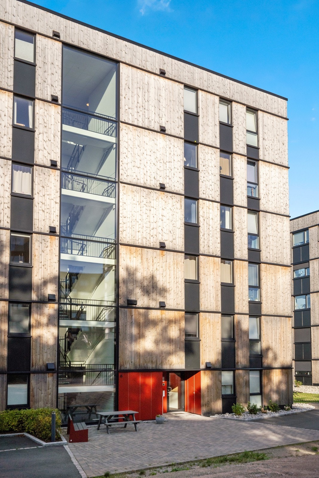 Innbydende inngangsparti, heis og trappeadkomst til alle etasjer Galleribilde