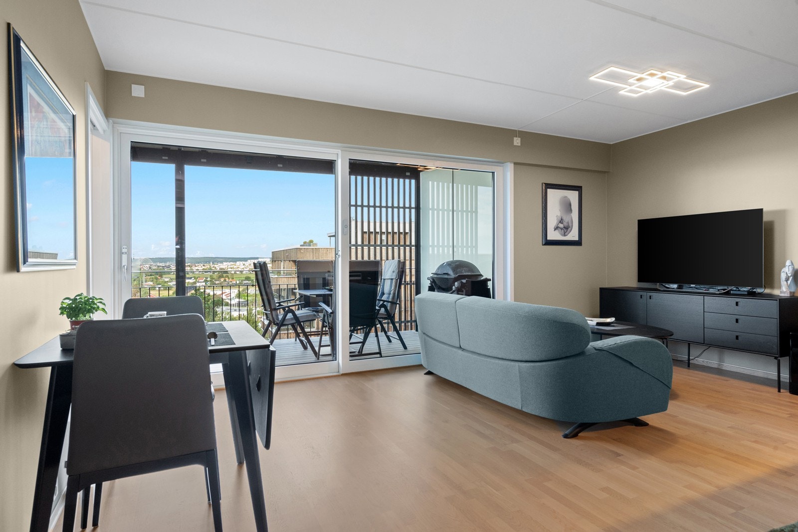 Godt med naturlig lys fra store vinduer! Galleribilde