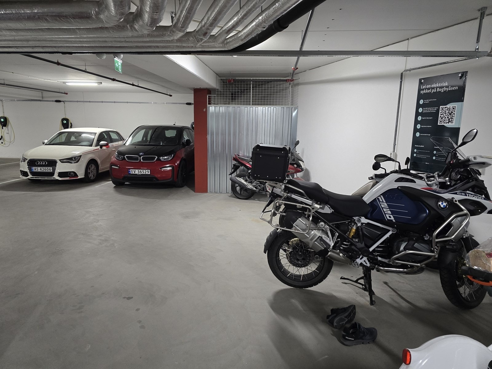 Egen parkering for MC i garasjeanlegg (foto tatt av selger) Galleribilde