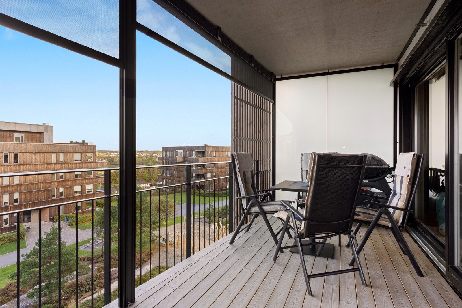 Leiligheten har veranda på hele 15 kvm med utvendig screens i hele fronten Galleribilde