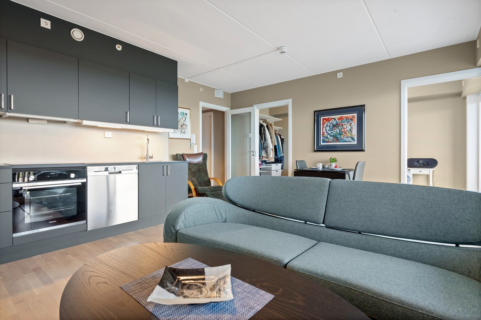 Moderne og stilig uttrykk i stue med delikate fargevalg og gulv med parkett Galleribilde