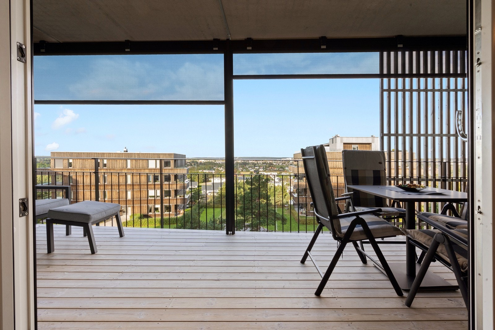 Det er montert screens på balkongen Galleribilde