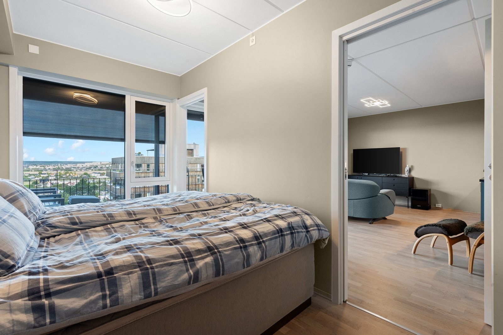 Smart plassbesparende detalj med skyvedør mot stue Galleribilde