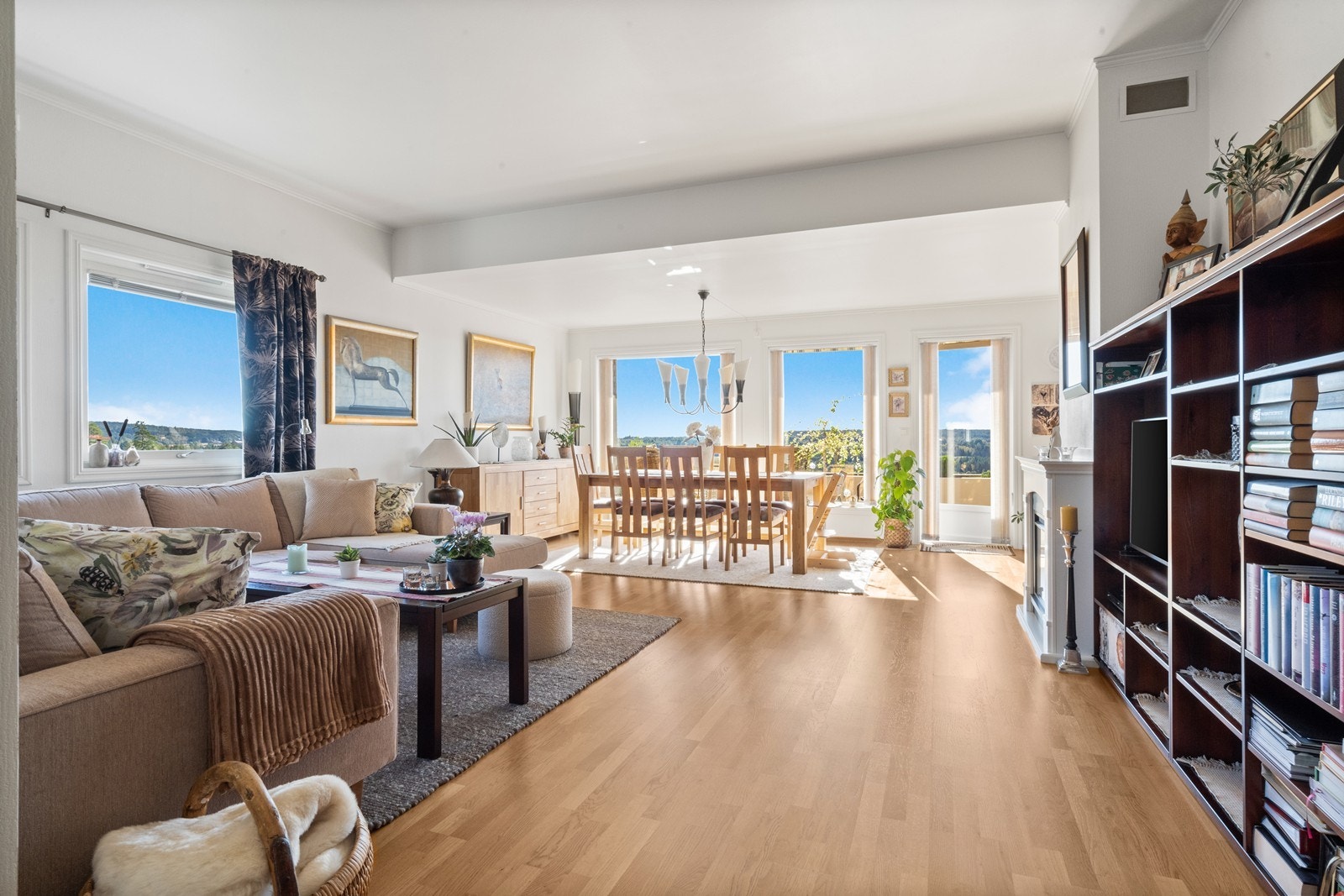 En lys og innbydende endeleilighet med store vindusflater som slipper inn rikelig med naturlig lys og skaper en herlig, luftig atmosfære. Galleribilde