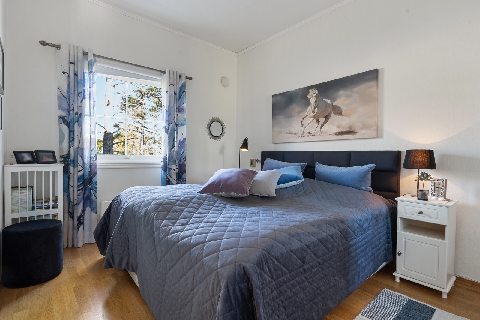 Hovedsoverommet er lyst og romslig med god plass til dobbeltseng. Galleribilde