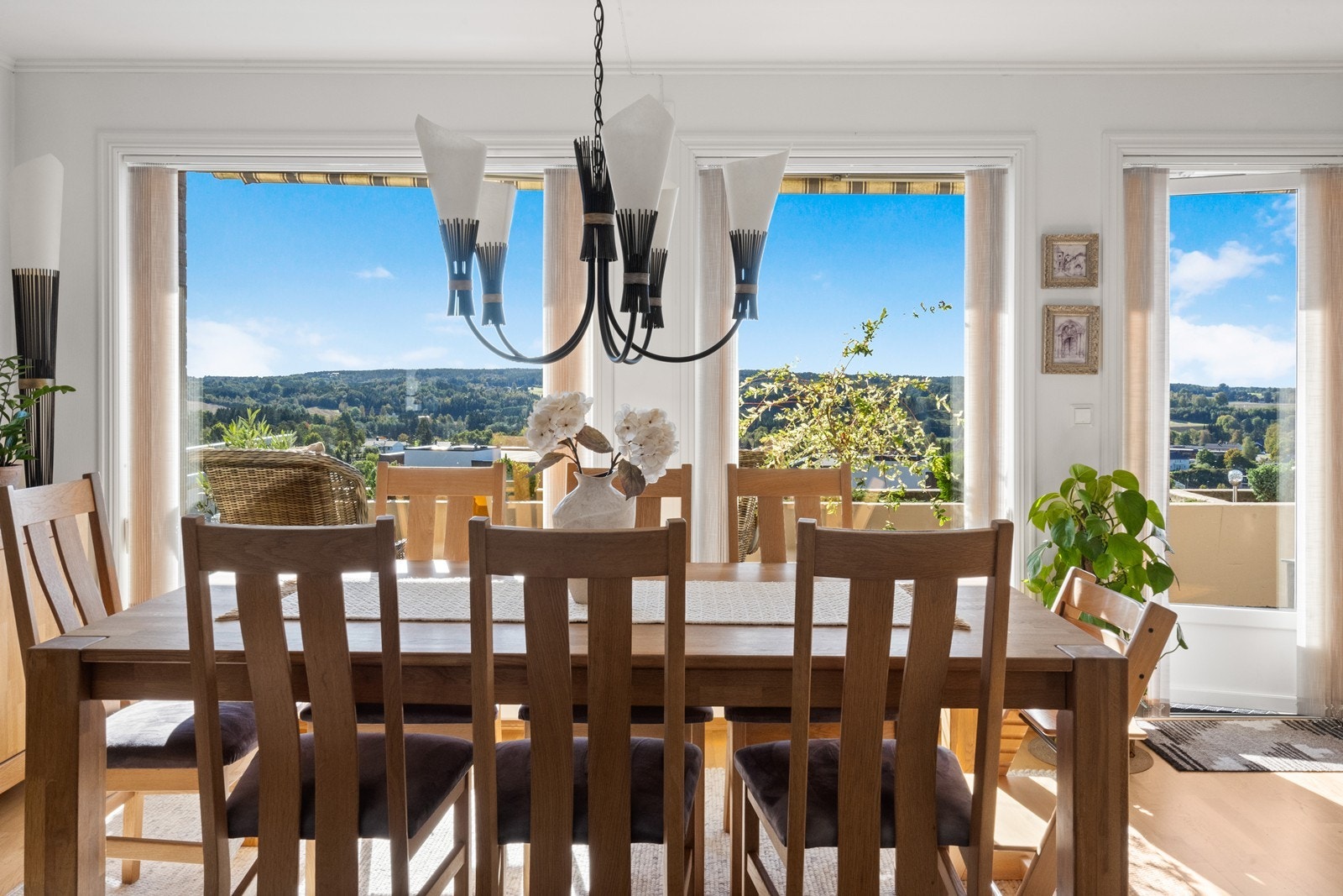 Det er utgang til en stor, solrik balkong med vakker utsikt. Galleribilde