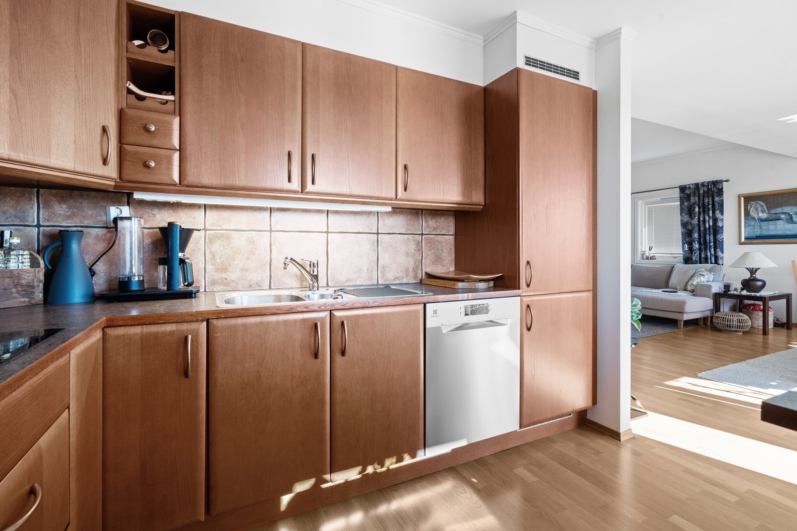 Kjøkkenet har innredning av høy kvalitet fra Huseby kjøkken, med slette fronter i tre og laminerte benkeplater. Galleribilde