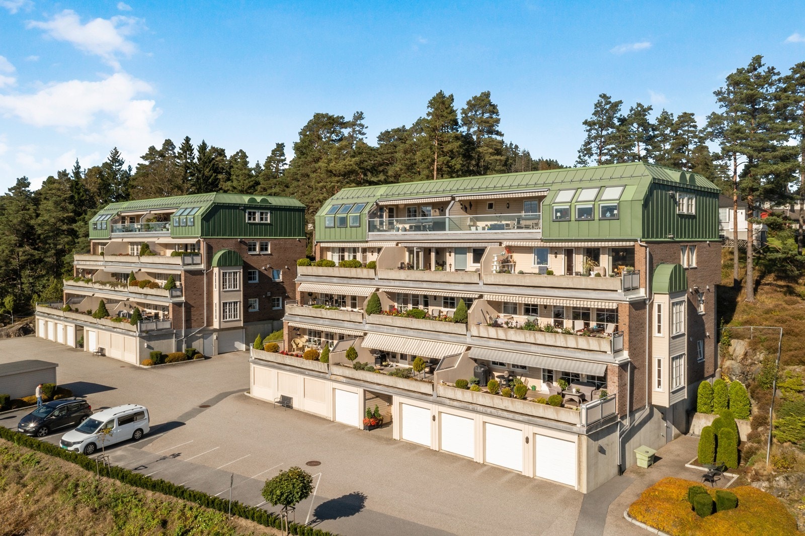 Tomten er pent opparbeidet med planarealer og diverse beplantning, samt asfalterte adkomstveier og gjesteparkeringsplass. Galleribilde