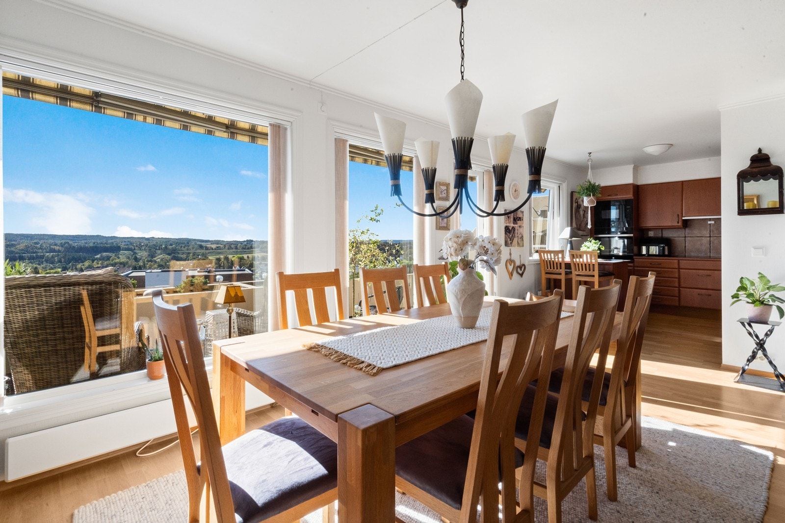 Fra spisetuen kan du nyte vakker utsikt over Mysen og landskapet rundt. Galleribilde