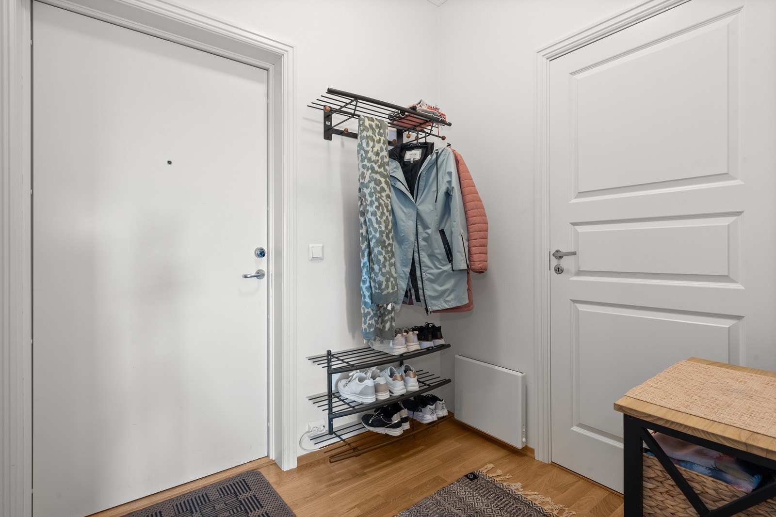 Praktisk entré med god plass til ytterklær og sko - samt en tilknyttet bod som gir ekstra oppbevaringsmuligheter. Galleribilde