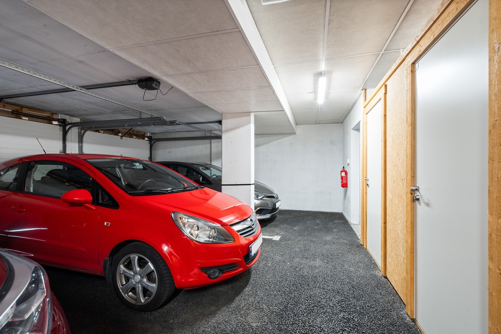 Det medfølger en egen parkeringsplass i garasje med elektrisk port, i tillegg til en praktisk bod rett innenfor. Galleribilde