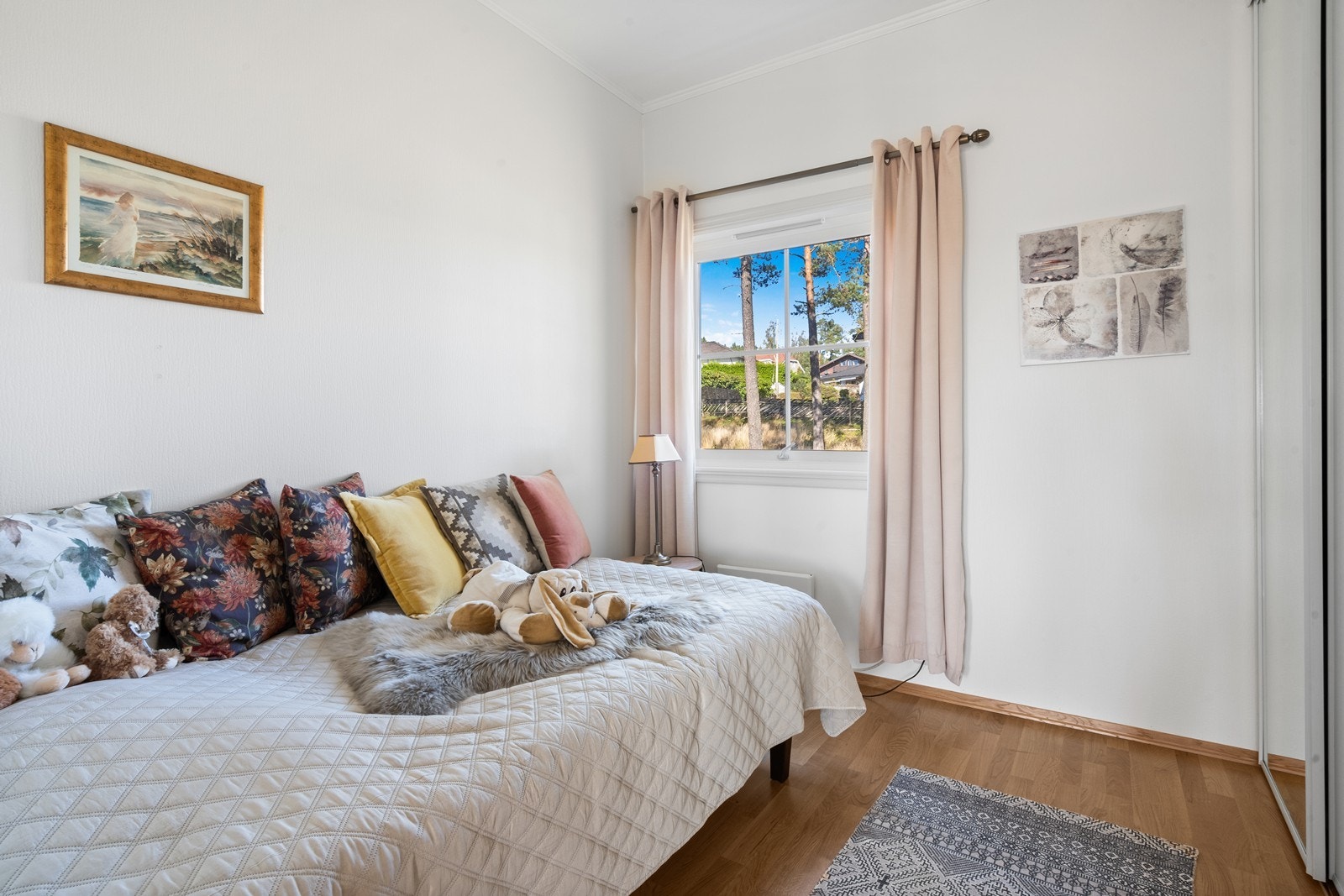 Leiligheten har 2 soverom. Dette rommet kan brukes etter dine behov - som soverom, gjesterom, hjemmekontor eller hobbyrom. Galleribilde