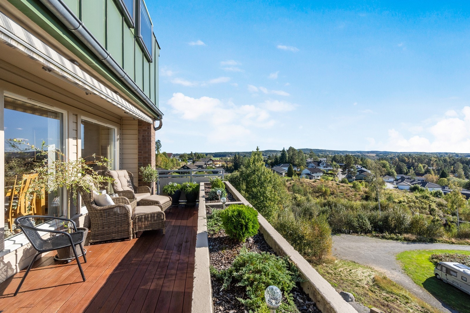 Balkongen er romslig og innbydende, med plass til både sitte- og spisegrupper, og blomsterkasser som skaper en hyggelig og grønn ramme rundt uteplassen. Galleribilde