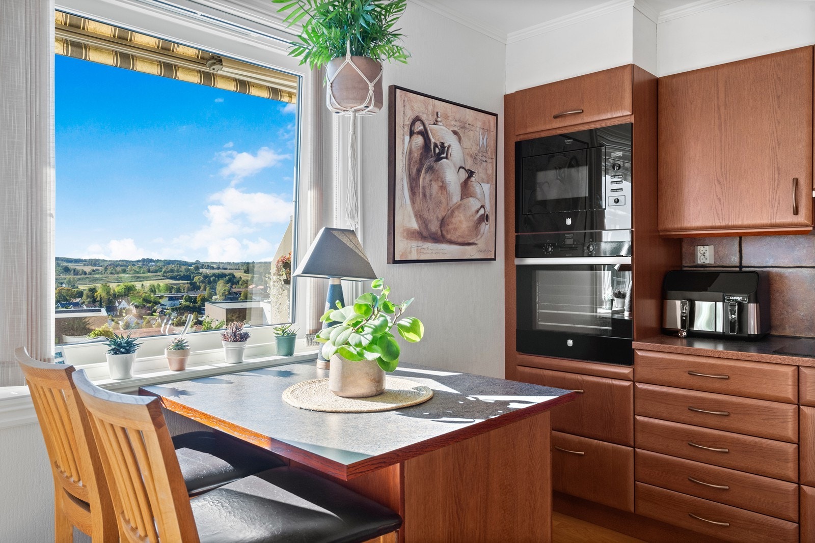 Her kan du nyte frokosten sammen med en nydelig utsikt - en perfekt start på dagen! Galleribilde