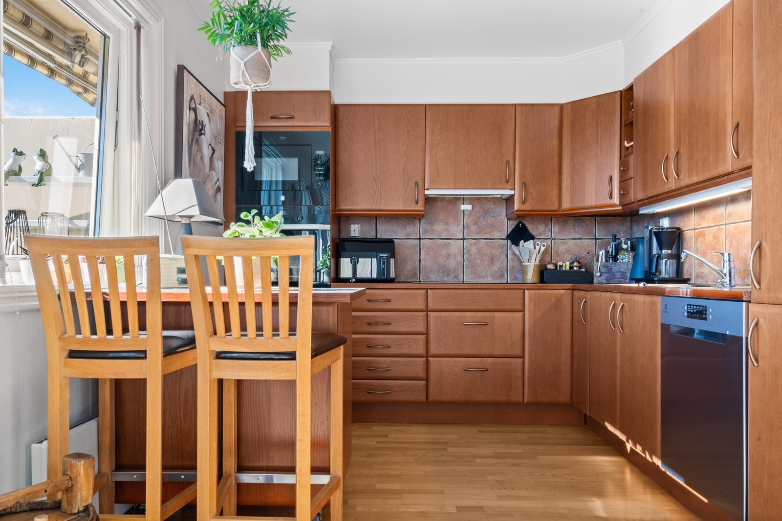 Det er integrerte hvitevarer som komfyr, mikro, induksjonstopp samt kjøl-/fryseskap. I tillegg er det både plass og opplegg til oppvaskmaskin. Galleribilde