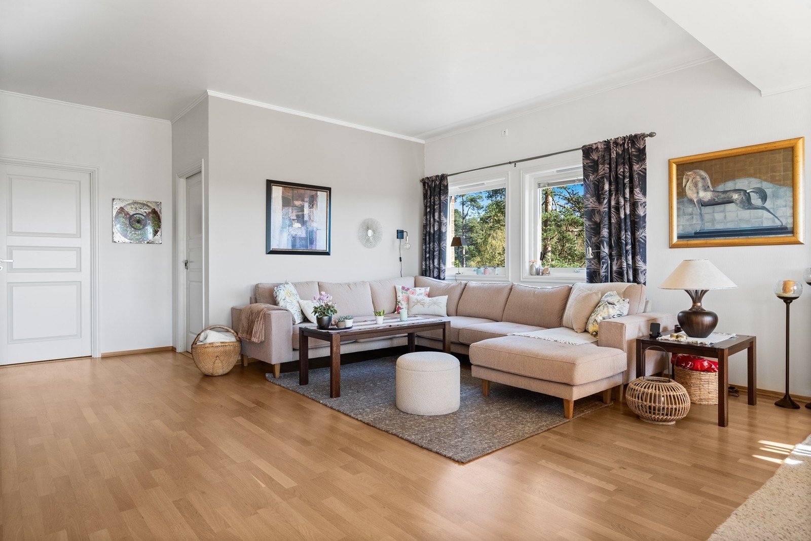 Stuen er romslig og har god plass til både sofa- og spisegruppe. Galleribilde