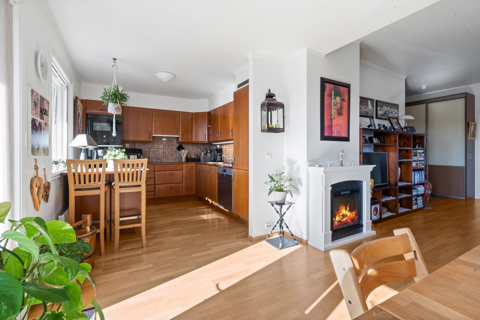 Kjøkkenet har en åpen og sosial løsning mot stuen. Galleribilde