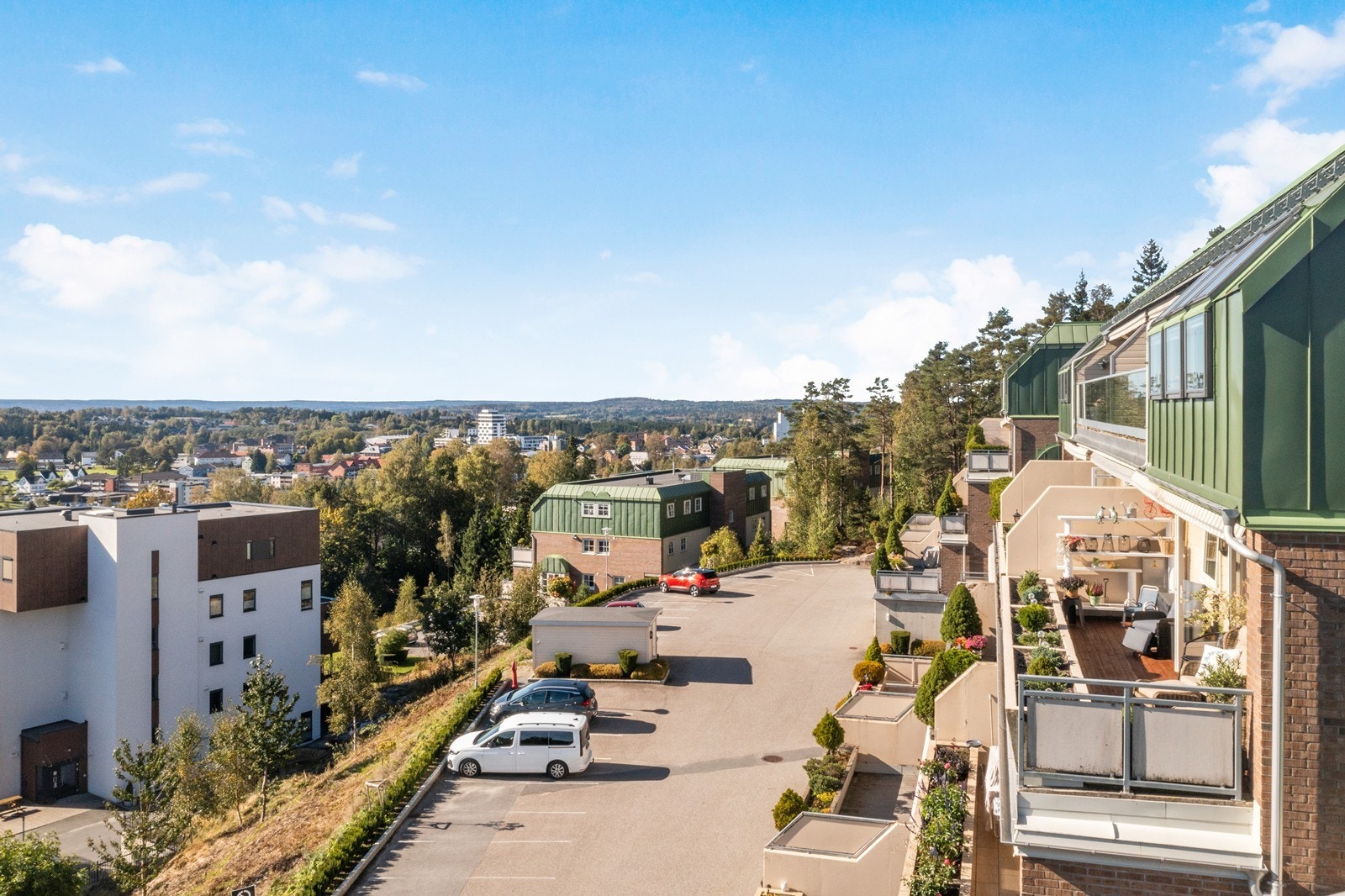 Eiendommen ligger like utenfor Mysen sentrum, med gangavstand til alle sentrale funksjoner. Galleribilde