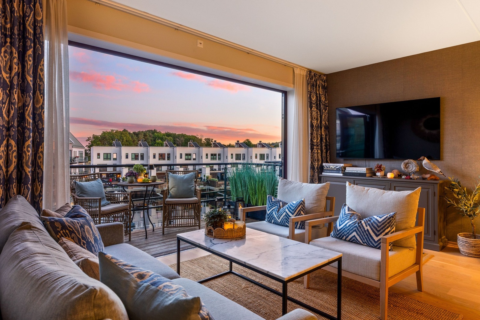 Romslig stue med store foldedører som gir en unik følelse. Galleribilde