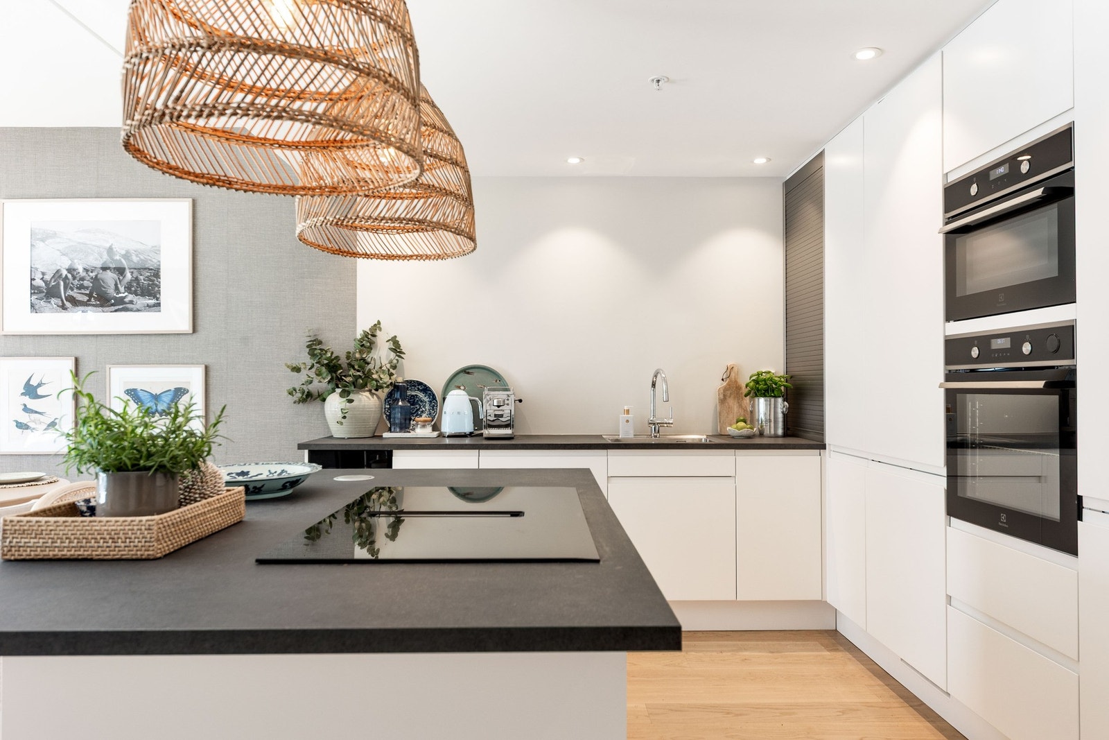 Lyst og moderne kjøkken med integrerte hvitevarer og god benkeplass. Galleribilde