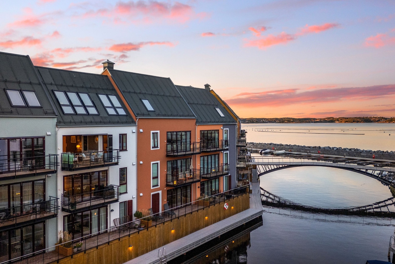 Fin utsikt mot kanal og sjø. Galleribilde