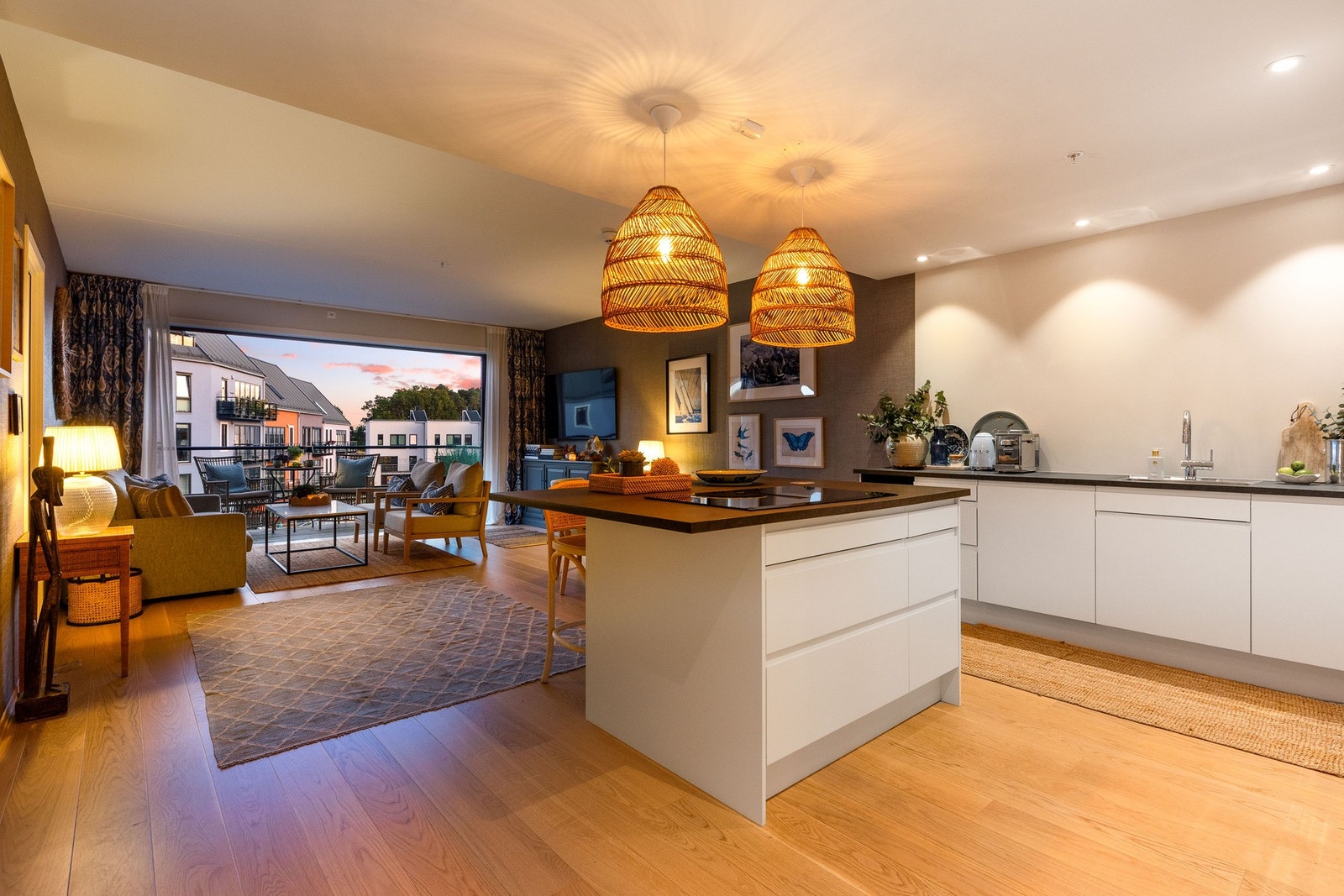 Åpen stue- og kjøkkenløsning med utgang til balkong. Store vindusflater gir godt lysinnslipp og fin utsikt. Galleribilde