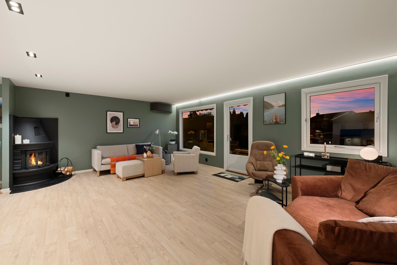 Mellom stue og kjøkken er det en peis som skaper en hyggelig atmosfære! Galleribilde