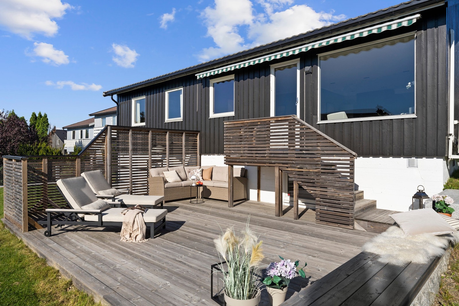 Lys stue med direkte utgang til sydvestvendt terrasse på 34 m² - perfekt for sommerdager. Galleribilde
