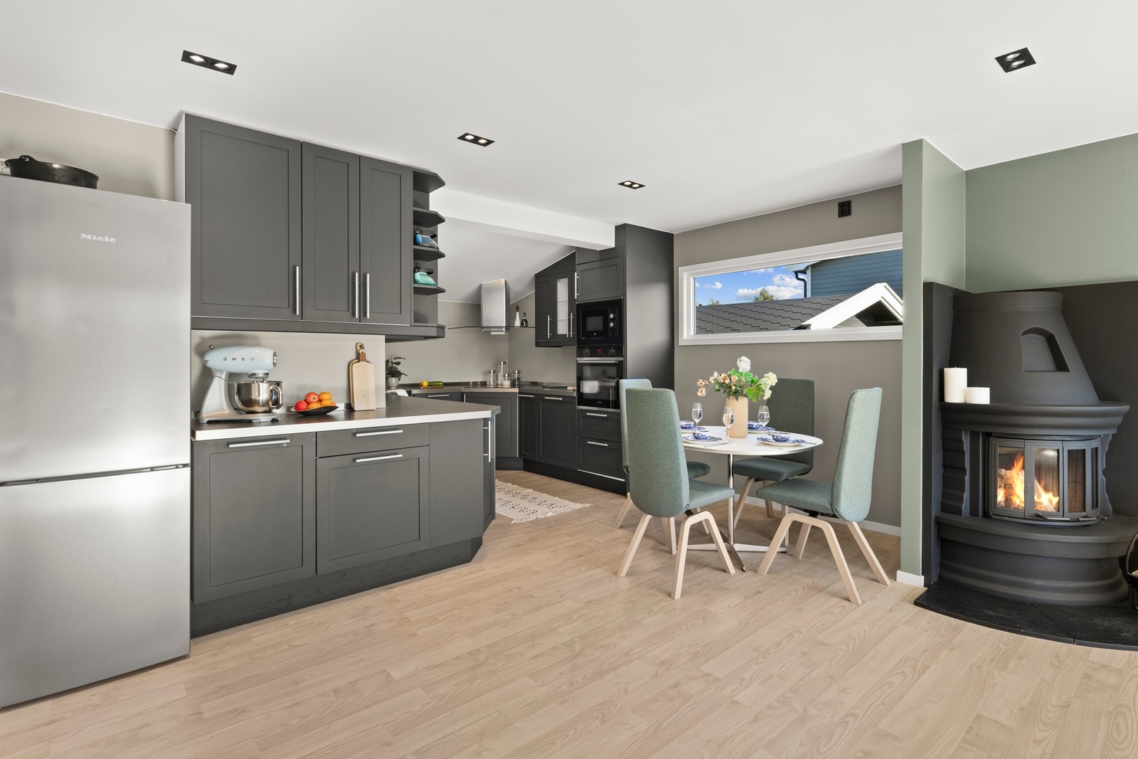 Åpen delikat kjøkkenløsning mot stuen - funksjonelt og moderne preg. Galleribilde