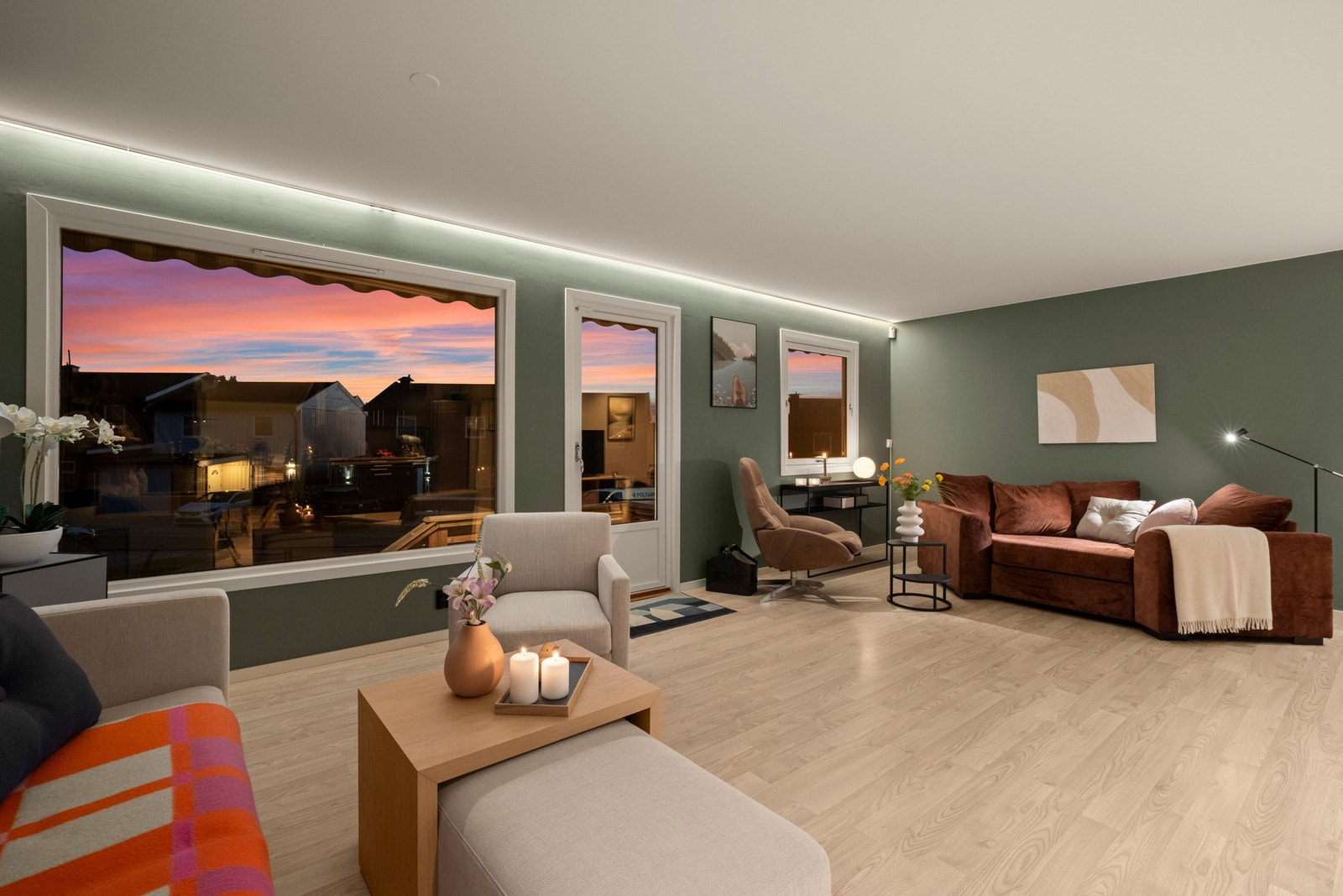 Ingen trapp mellom etasjene - underetasjen har egen adkomst. Det gjøres oppmerksom på at innredet underetasje ikke er godkjent som egen boenhet. Galleribilde