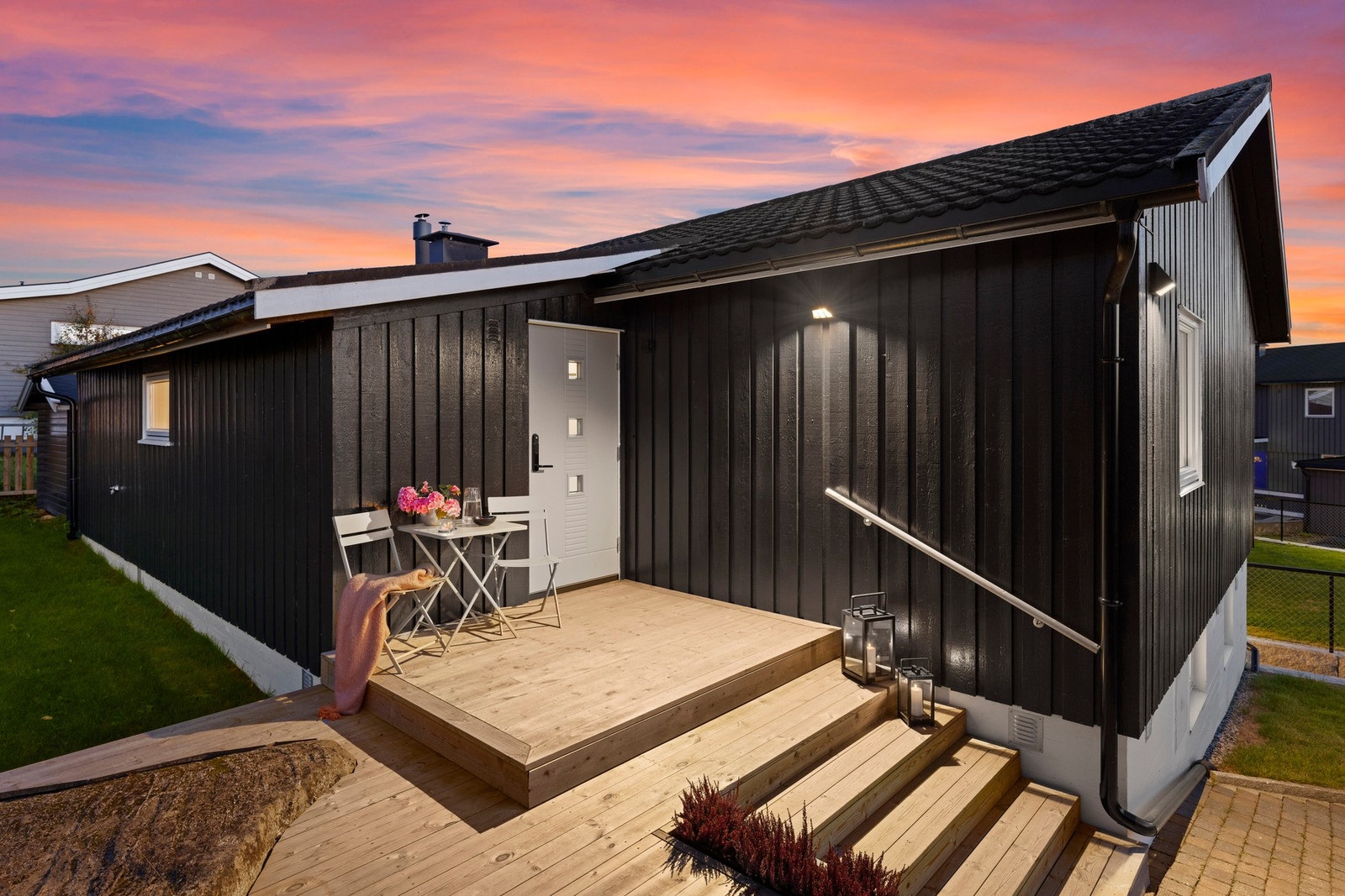 Pent inngangsparti med terrasseplatting og sittegruppe som ønsker deg velkommen hjem. Galleribilde