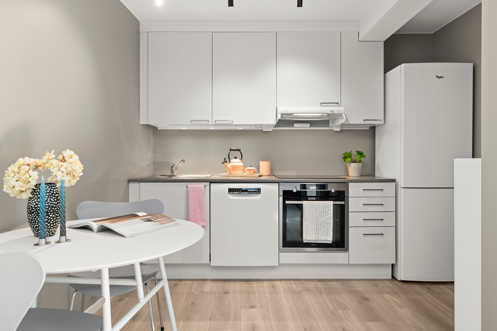 Kjøkkenet har innredning fra HTH, med hvite, slette fronter og laminerte benkeplater. Galleribilde