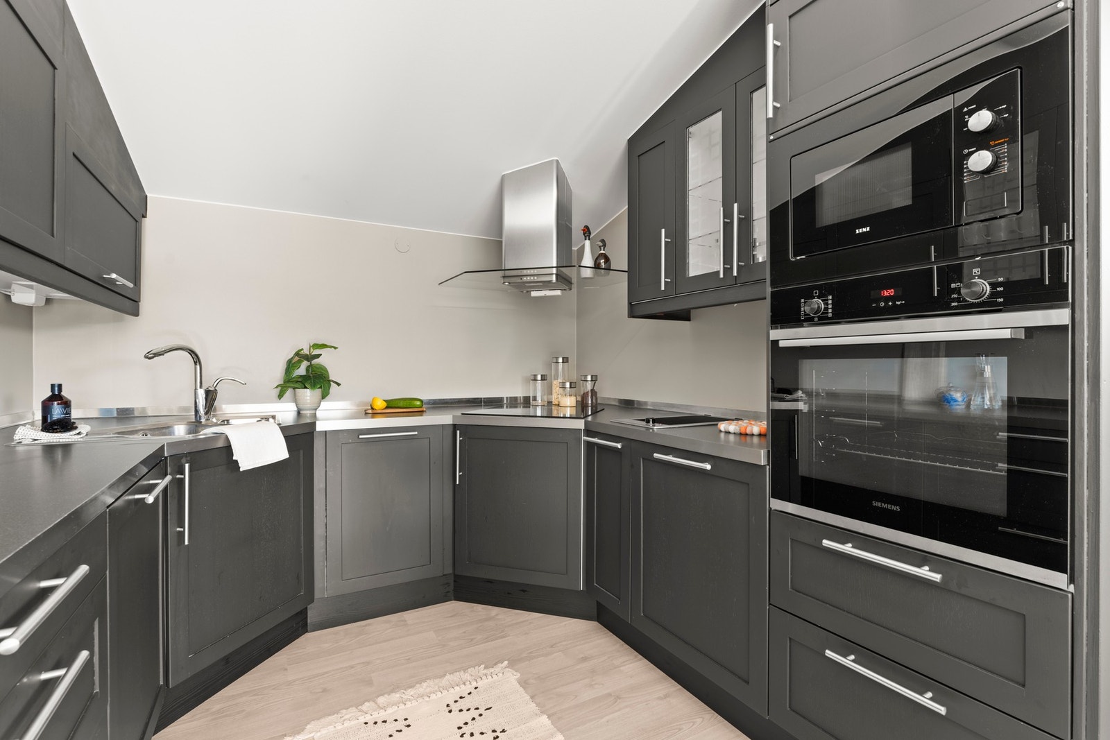 Kjøkkenet har delvis integrerte hvitevarer og vannstoppsystem for trygghet. Galleribilde