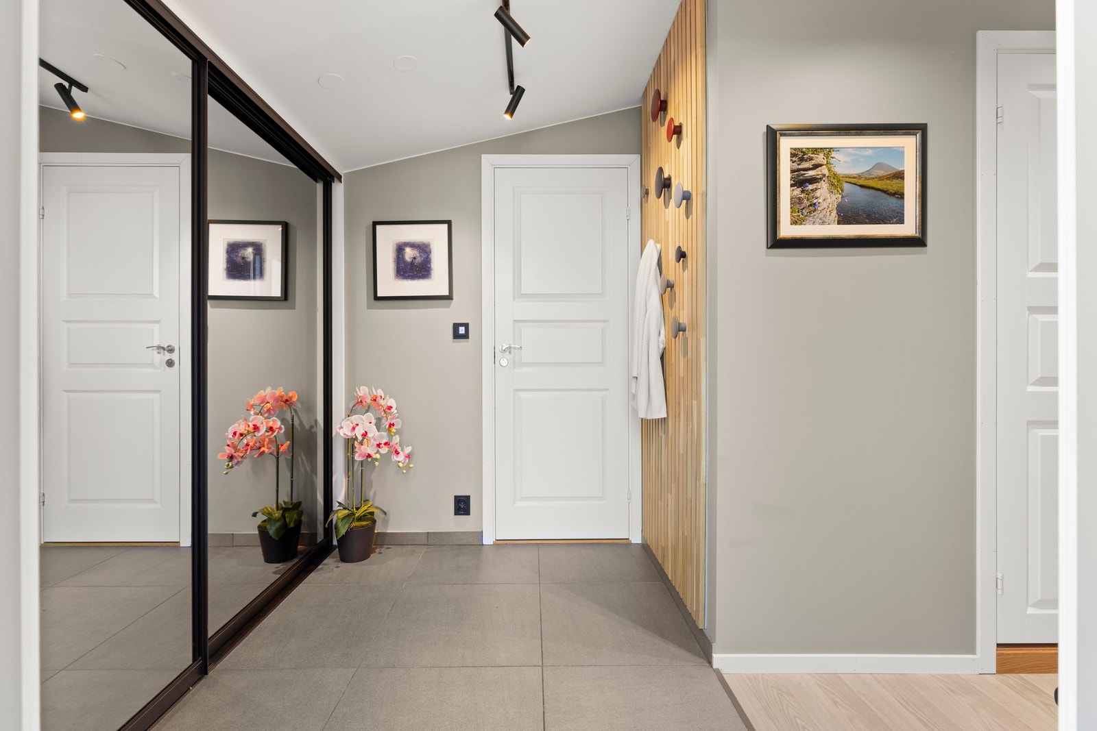 Lys og innbydende entré med skyvedørsgarderobe og god plass til sko og yttertøy. Galleribilde