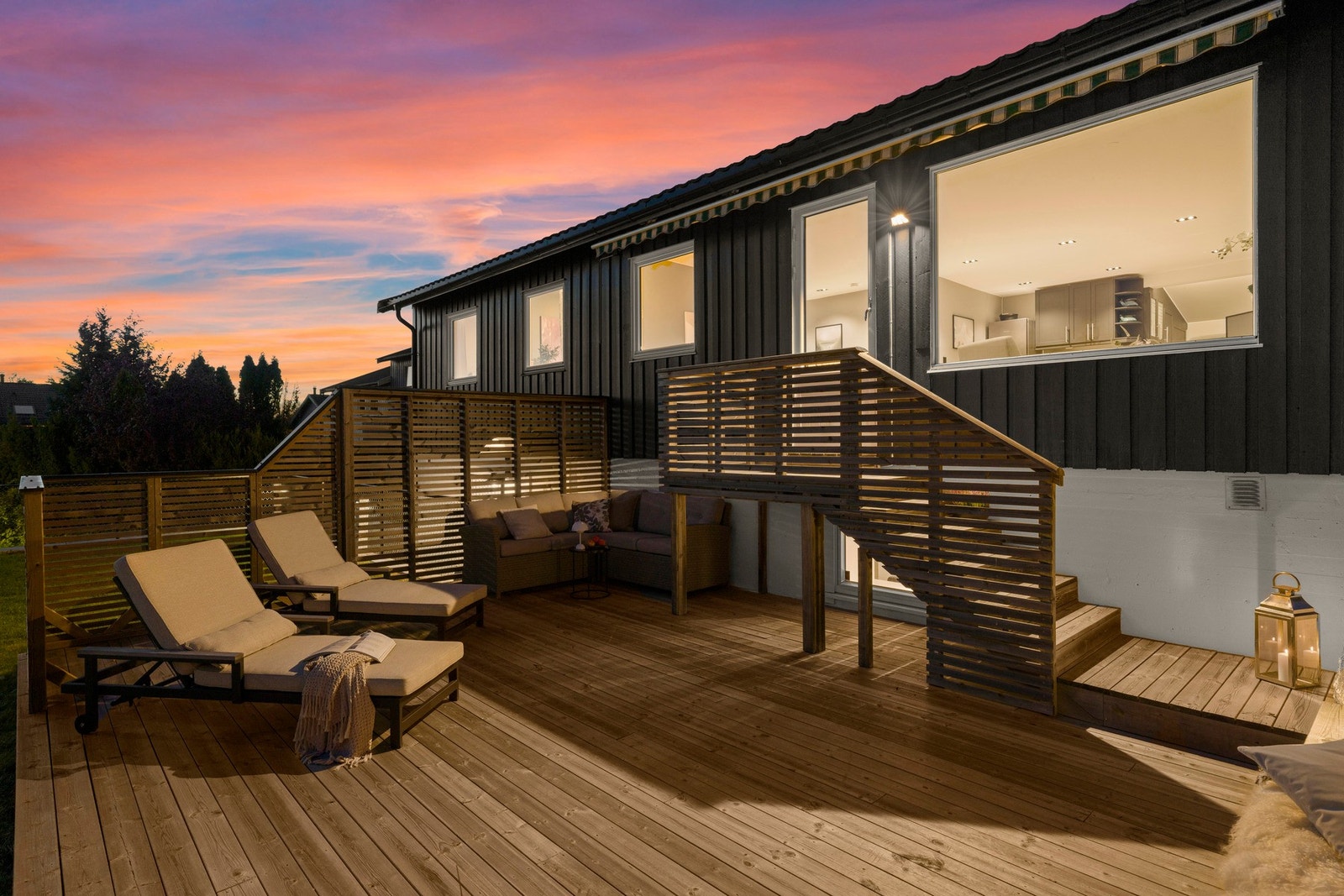 Terrassen er meget romslig, med levegg og solmarkise - perfekt for både avslapning og sosiale sammenkomster. Galleribilde