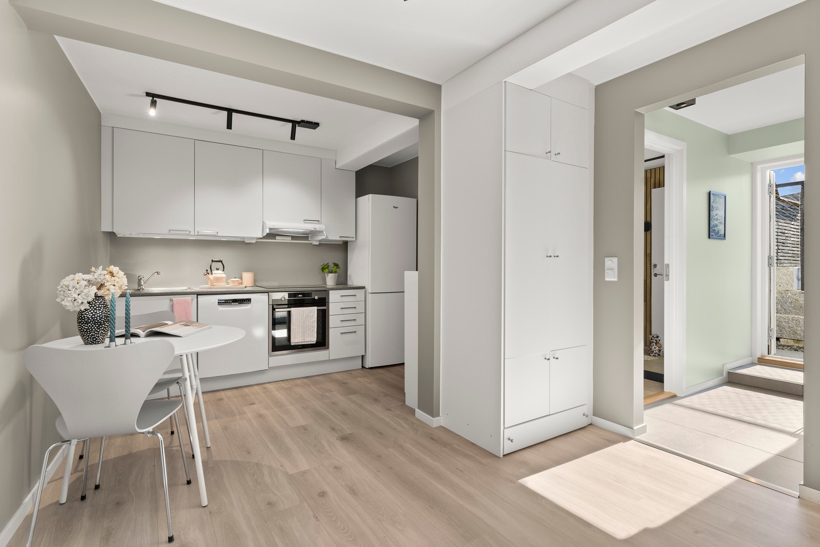 Eget inngangsparti på fremsiden av boligen videre til en lys og romslig entré med god plass til sko og yttertøy. Galleribilde