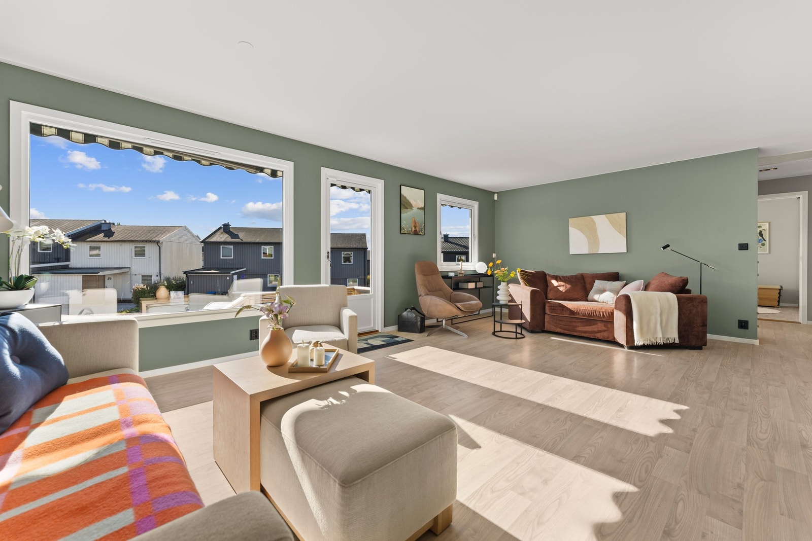 Stuen har god plass til både spise- og sofasoner, med utgang til solrik terrasse. Galleribilde