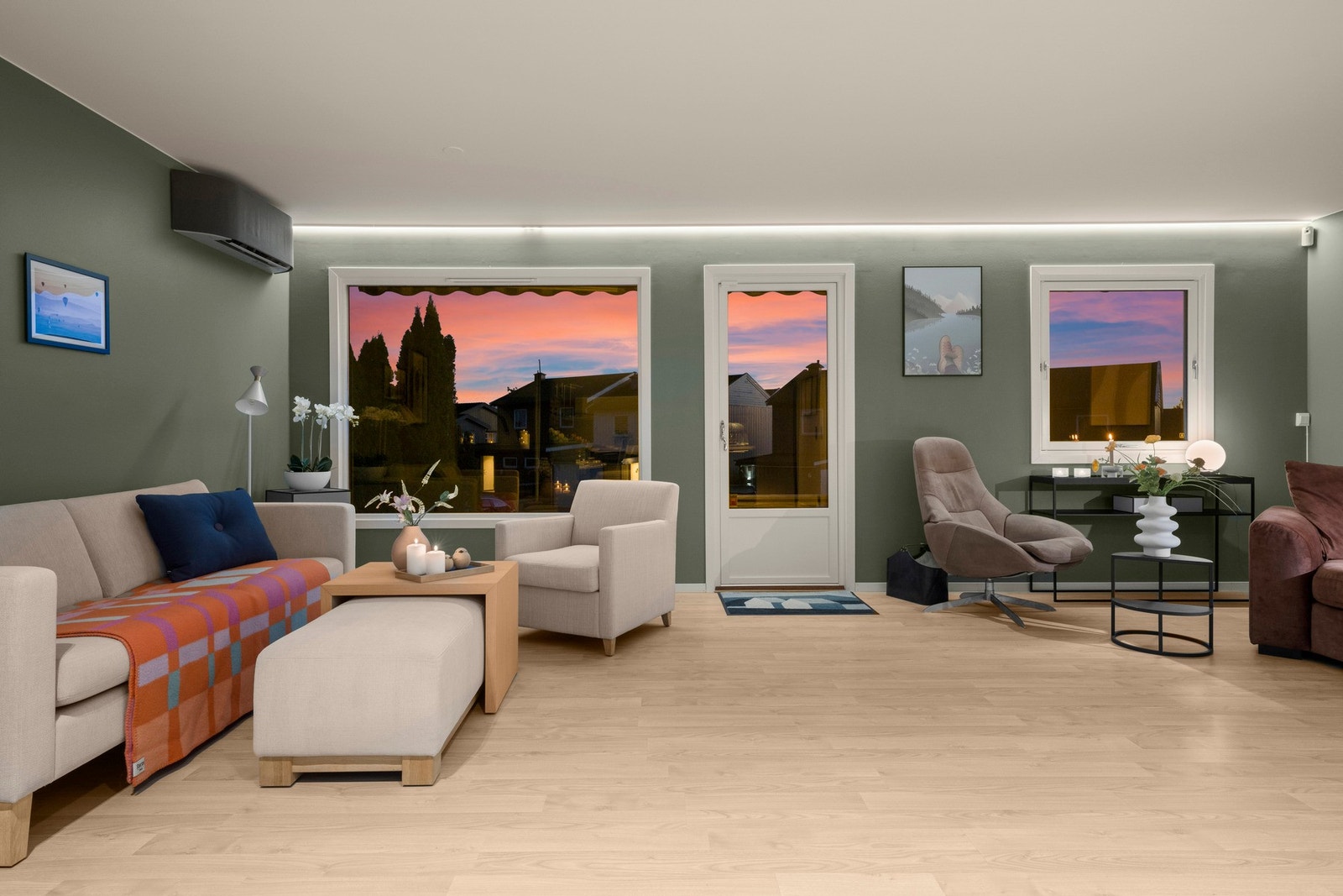 Meget gode vindusflater sikrer rikelig med naturlig lysinnslipp! Galleribilde