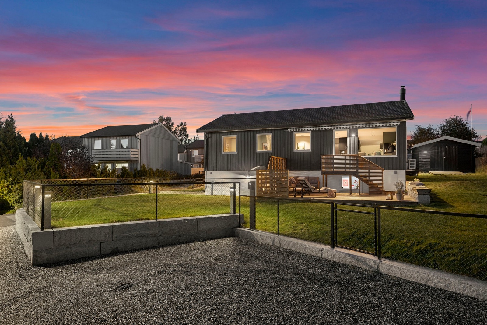 Boligen disponerer garasje i rekke, som også har hems for lagring. Garasjen eies av vellet. Videre finnes flere biloppstillingsplasser på egen tomt, hvor det er montert El-bil lader. Galleribilde