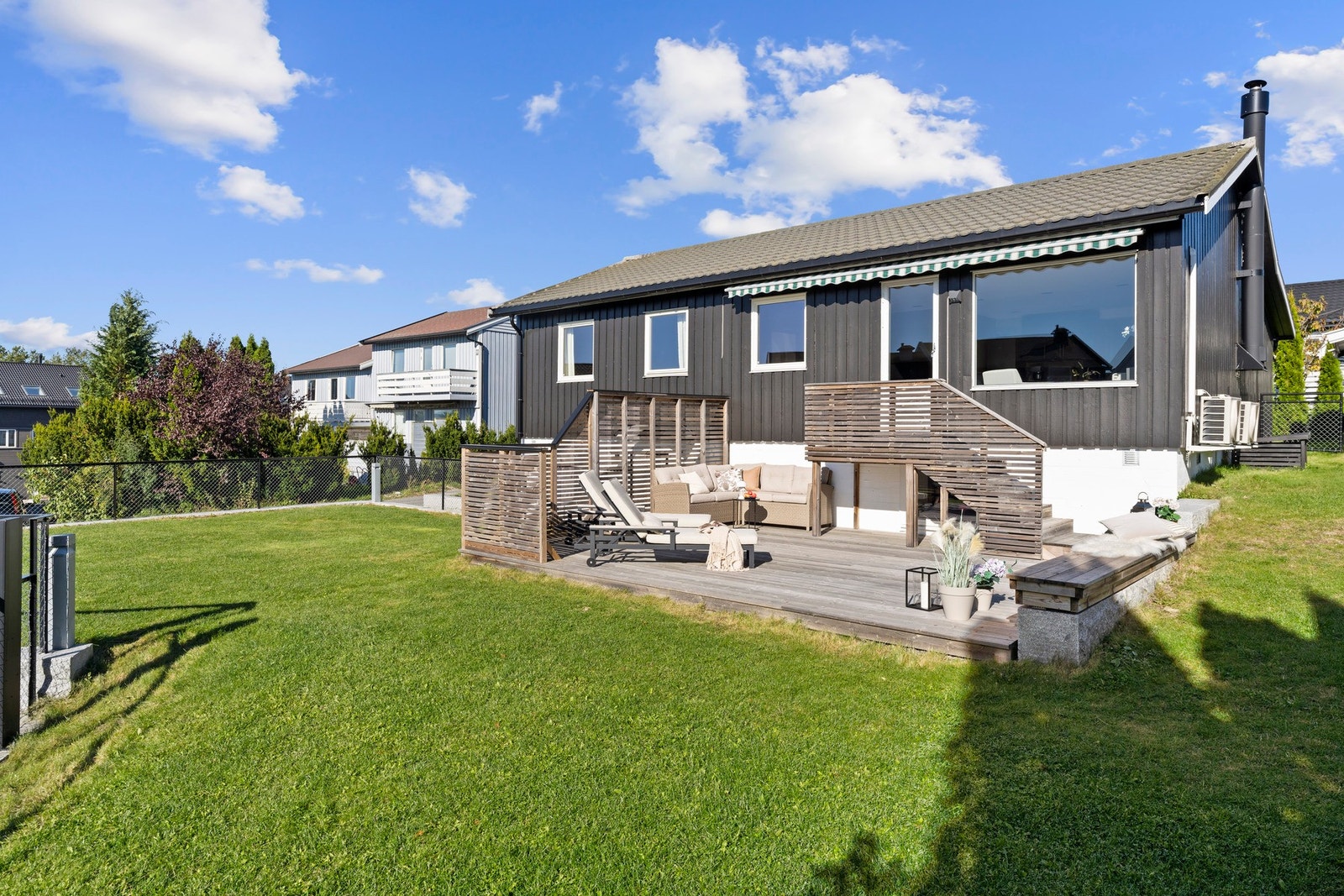 Den syd- og vestvendte tomten på 570 m² er godt utnyttet og pent opparbeidet med steinsatt adkomst til inngangspartiet, støttemurer i granitt, utelys og romslig plen. Galleribilde