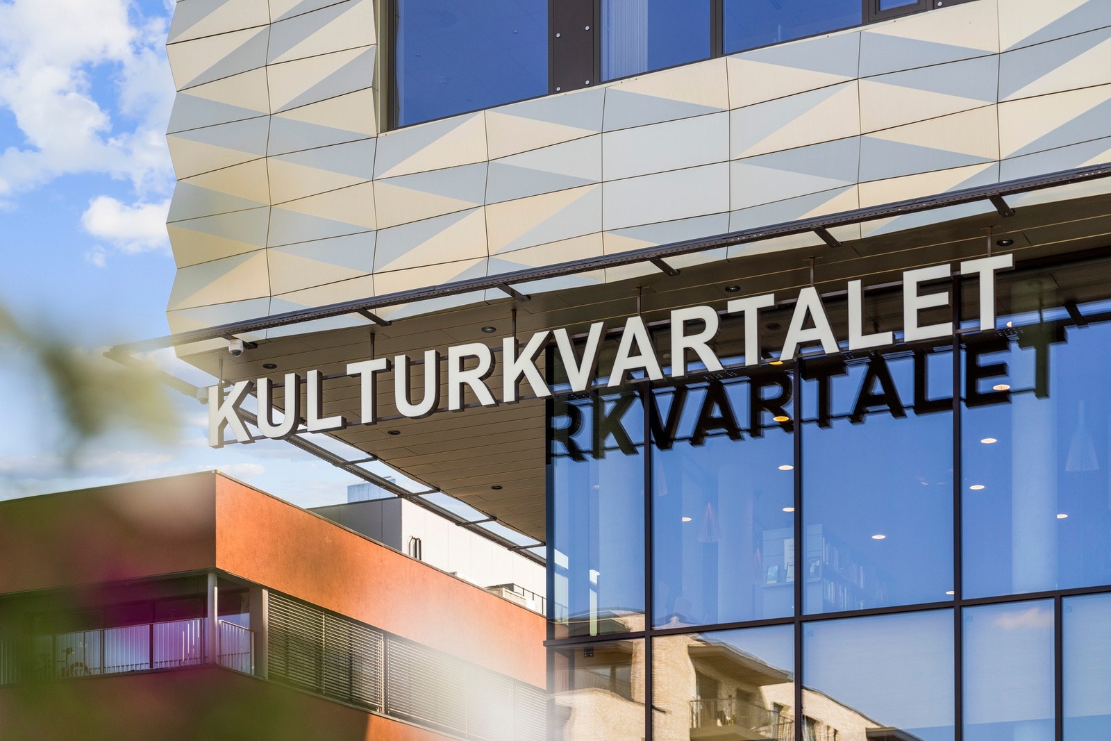 Kort vei til Kulturkvartalet i Vestby - et levende samlingspunkt med bibliotek, kulturskole, konserter og arrangementer for alle aldre. Galleribilde