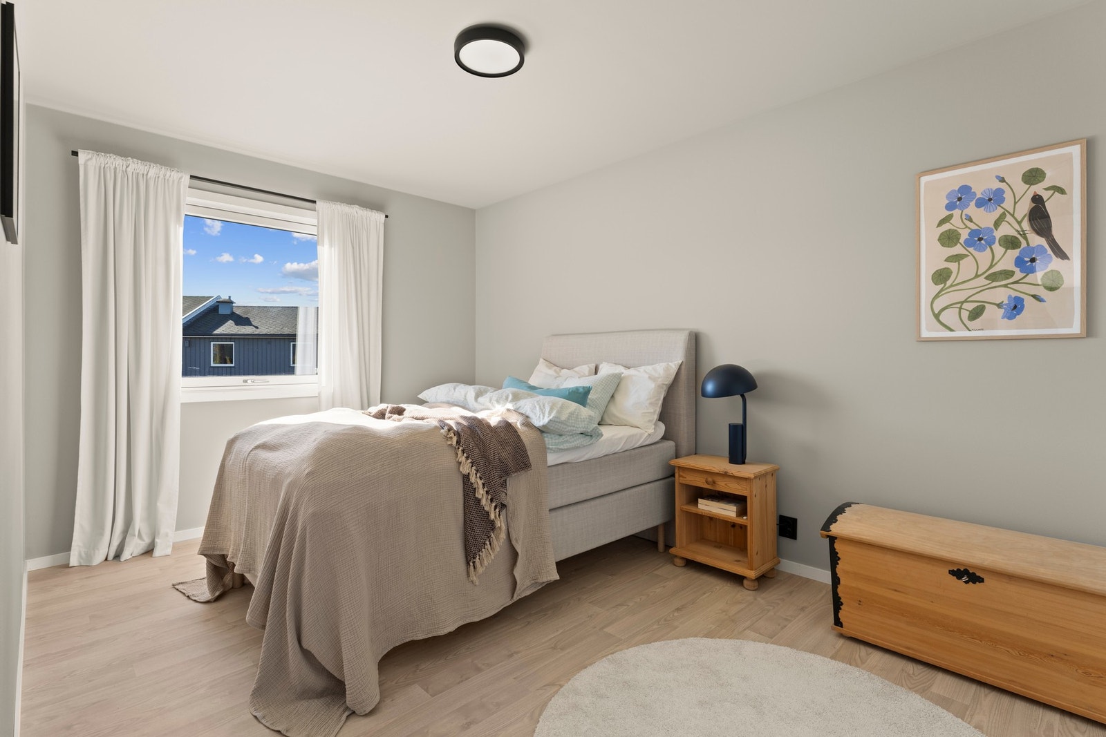 Tre gode og lune soverom med plass til både seng og tilhørende møblement. Galleribilde