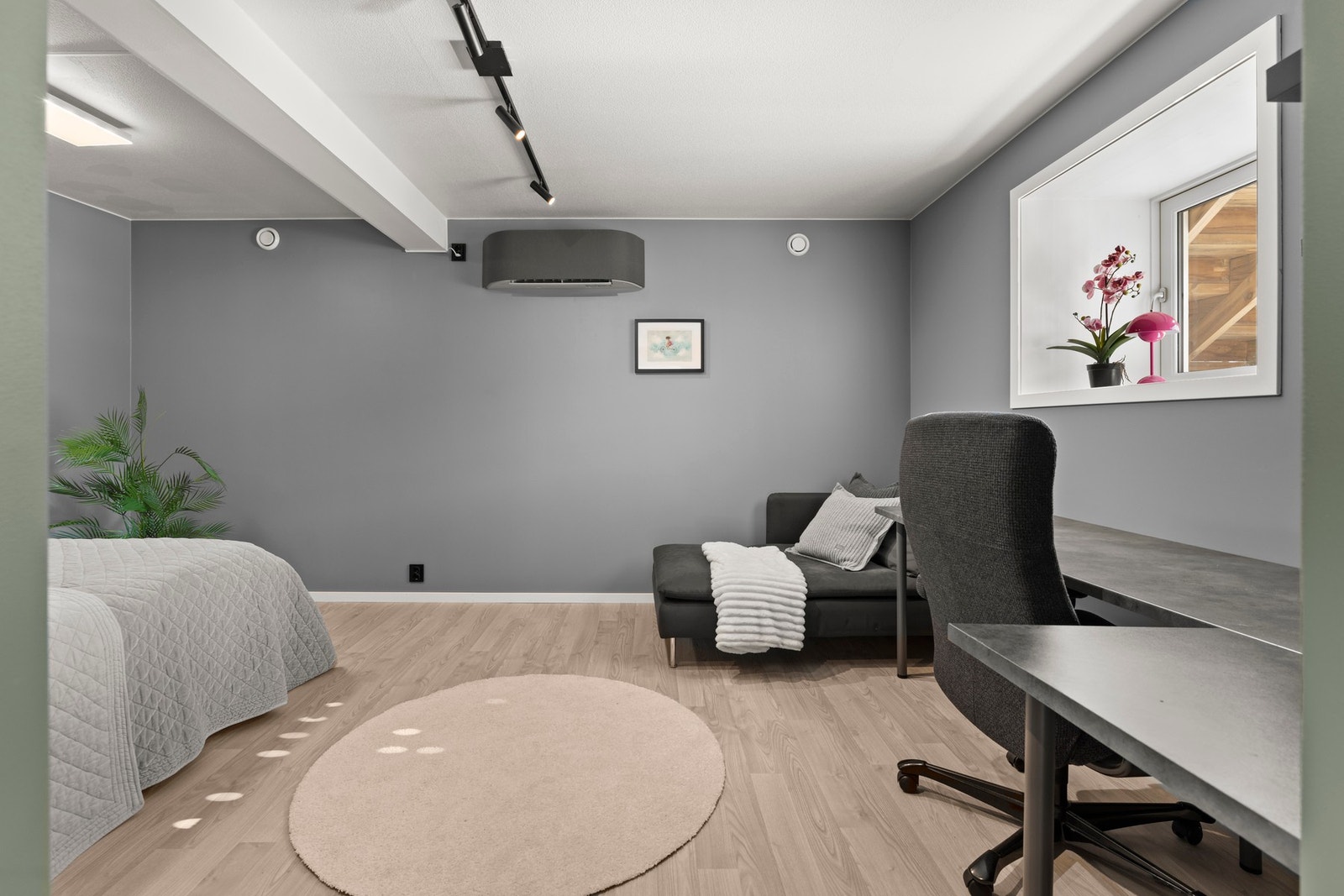 Romslig kjellerstue som nåværende eier har benyttet som soverom. Galleribilde