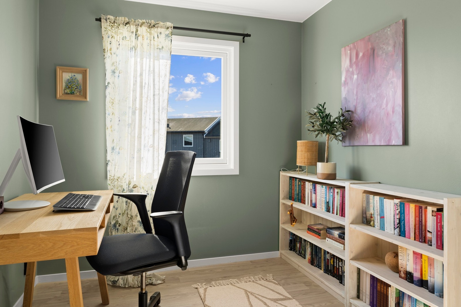 Det tredje soverommet benyttes i dag som kontor men kan enkelt tilpasses etter behov. Galleribilde