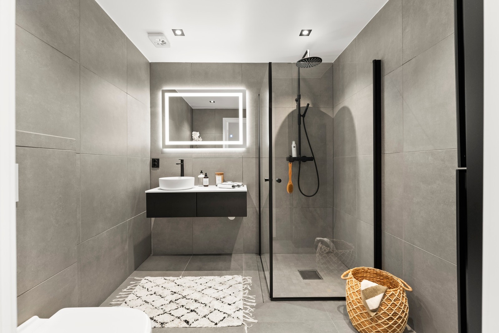 Stilrent og påkostet bad fra 2021 med moderne innredning, dusjhjørne og behagelig gulvvarme. Galleribilde