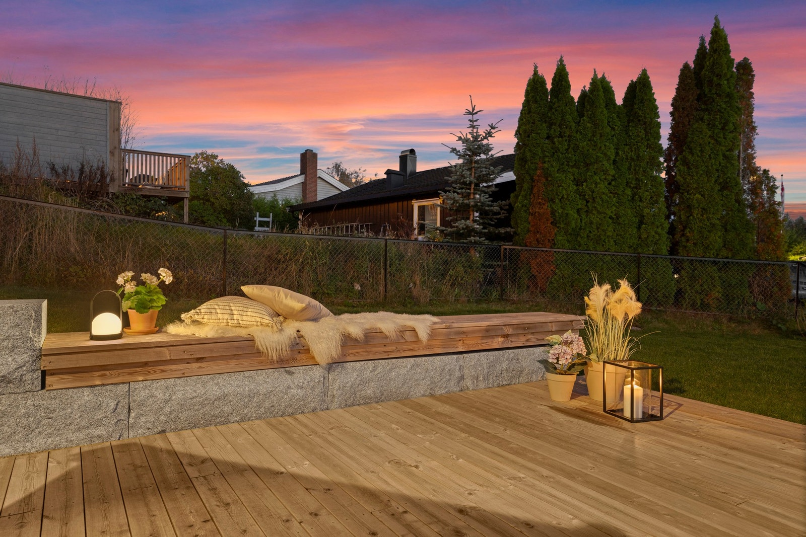 Pent opparbeidet uteområde som inviterer til hygge og avslapning. Galleribilde