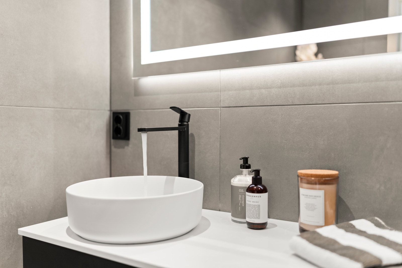 Delikate materialvalg gir badet en eksklusiv og elegant fremtoning. Galleribilde